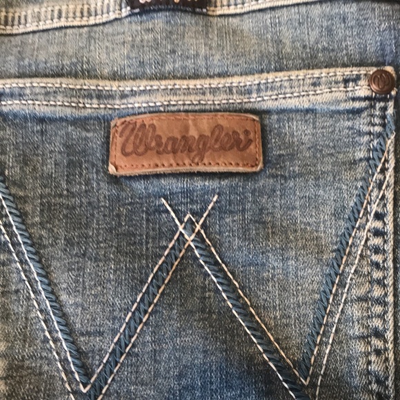 Wrangler retro Bailey high-rise denim shorts - Picture 6 of 12